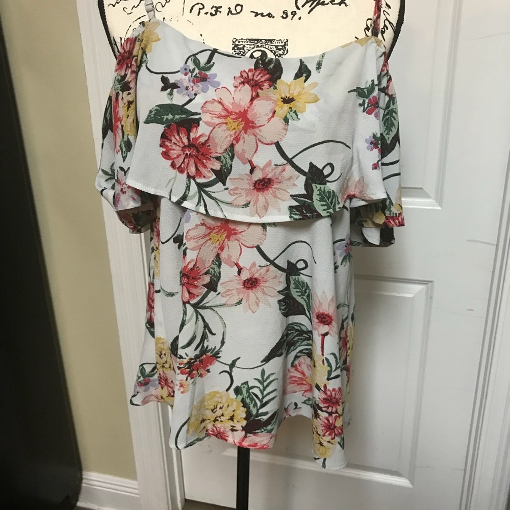 Cute top size s. Fits big
